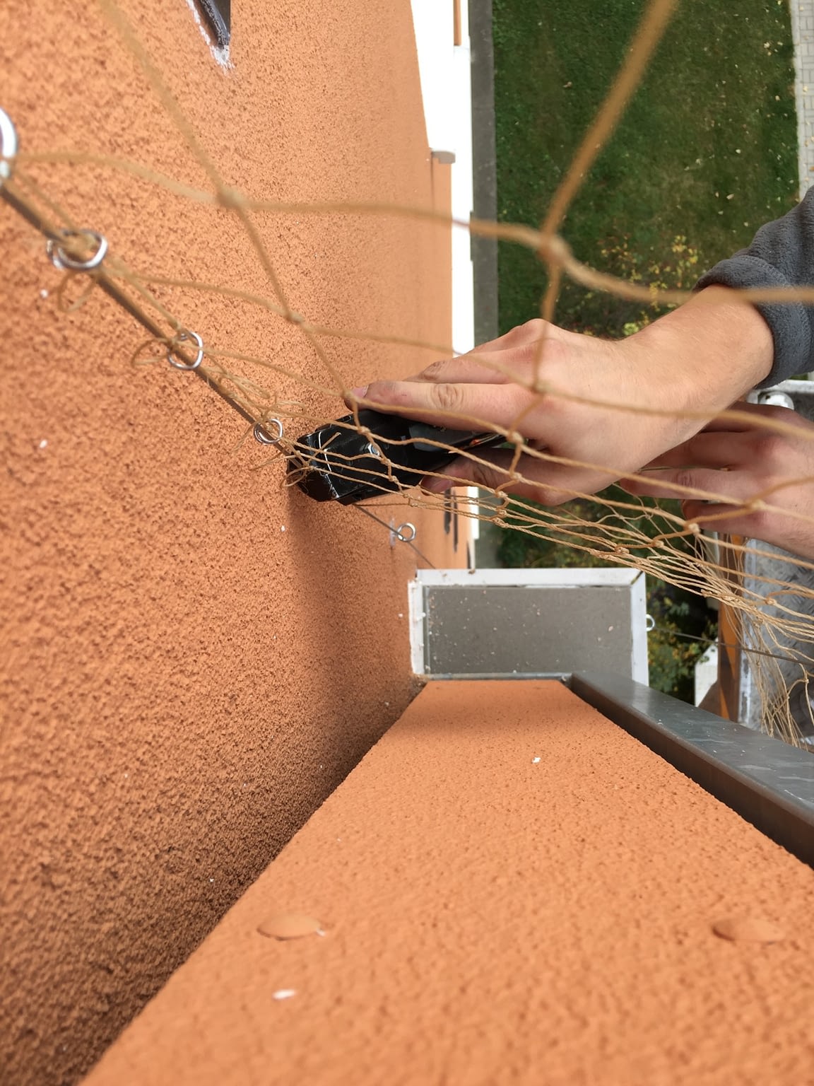 Instalace sítě proti holubům Instalace sítě proti holubům